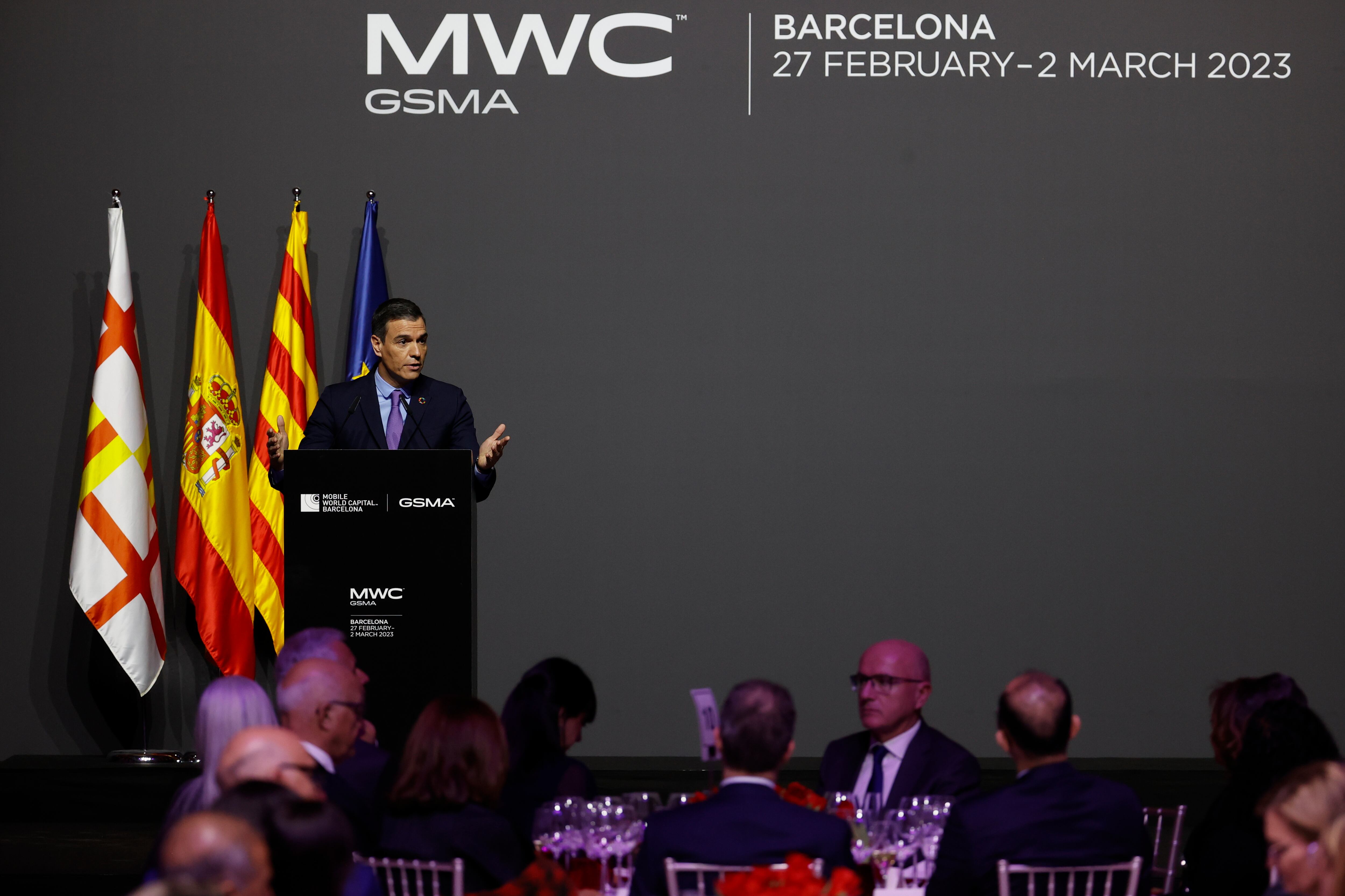 El presidente del Gobierno, Pedro Sánchez, pronuncia unas palabras en la cena oficial del Mobile World Congress de Barcelona, este domingo