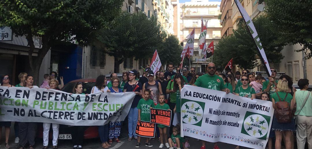 Protesta a las puertas de la delegación de Educación en Jaén.