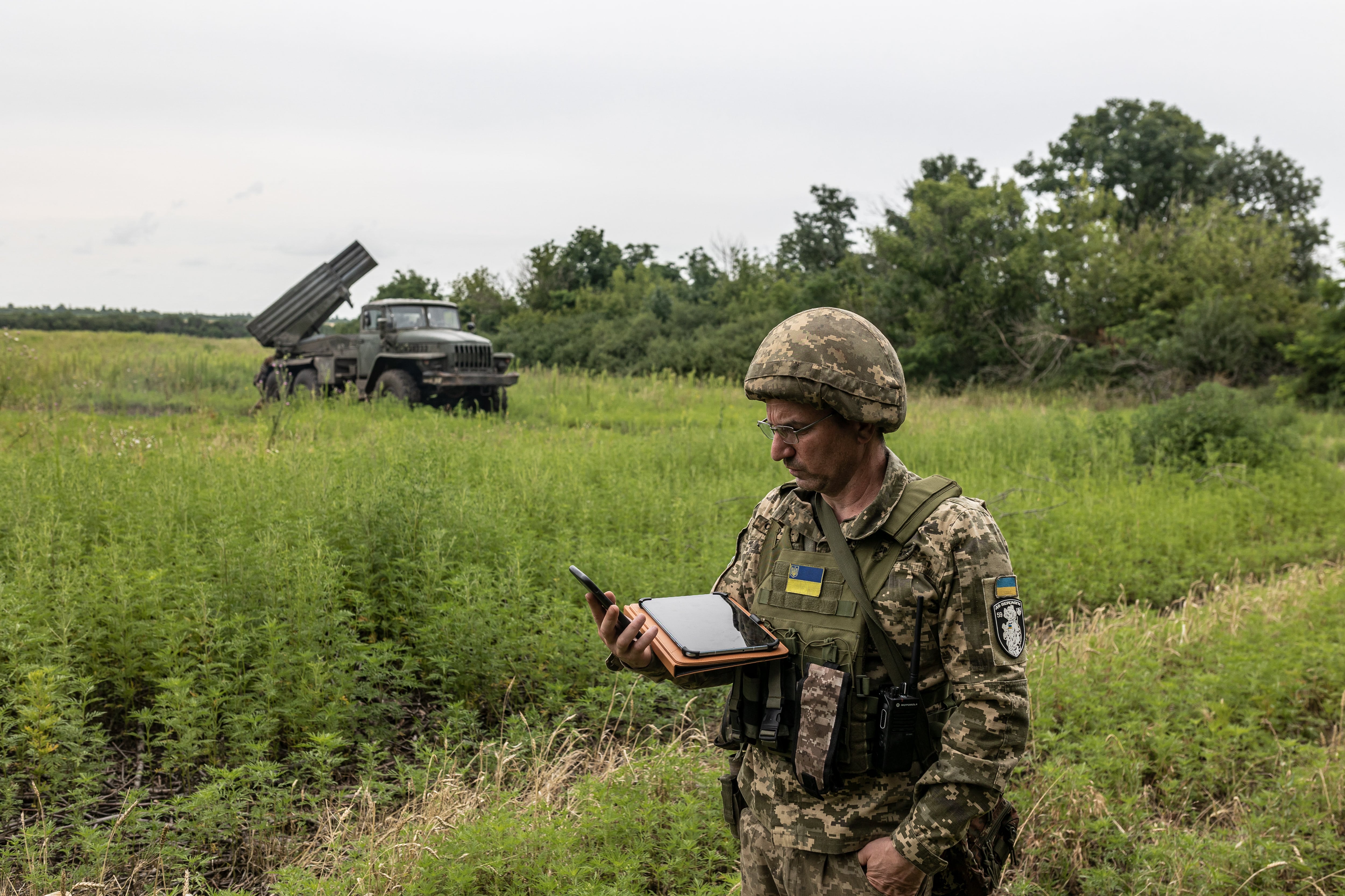 Un soldado ucraniano maneja un dron