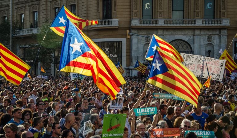 Miles de personas concentradas ayer en Barcelona en una manifestación en protesta por la aplicación del artículo 155.