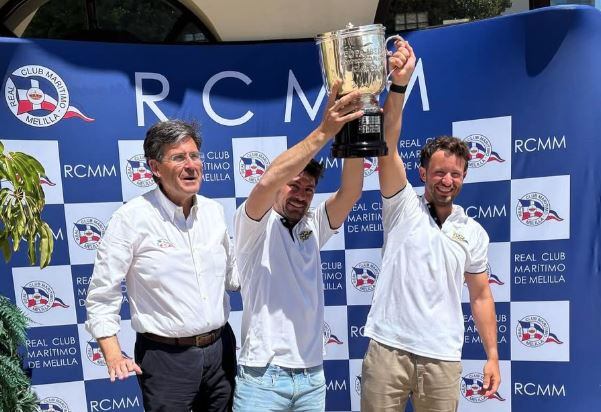 Noguera i Mas aixequen la copa de campións d'Espanya de la classe Snipe.