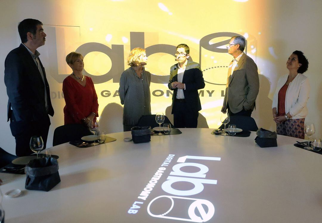 El director general del Baque Culinary Center, Joxe Mari Aizega, la directora de Tabakalera, Edurne Ormazabal, la consejera del departamento de Desarrollo Económico, Arantxa Tapia, el diputado general Gipuzkoa, Markel Olano, y el alcalde de San Sebastián, Eneko Goia, visitan LABe.