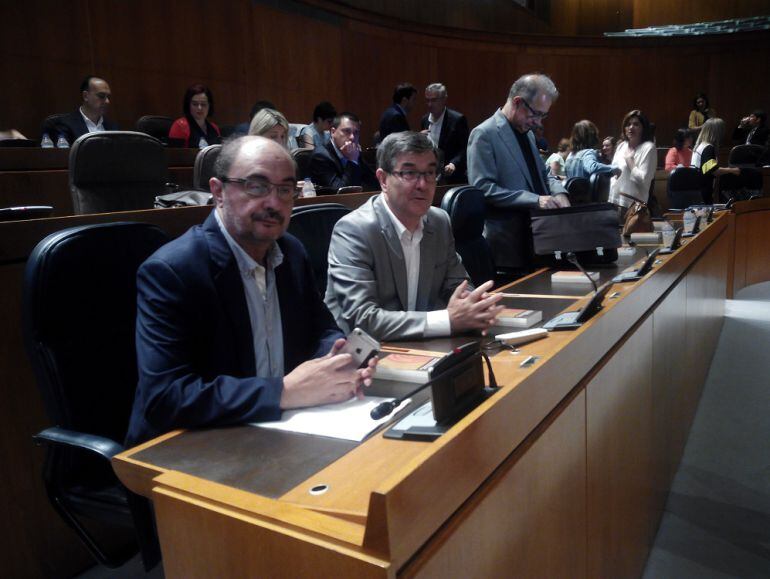 El presidente de Aragón, Javier Lambán, y el consejero de Presidencia, Vicente Guillén, minutos antes del inicio de la sesión plenaria en las Cortes de Aragón