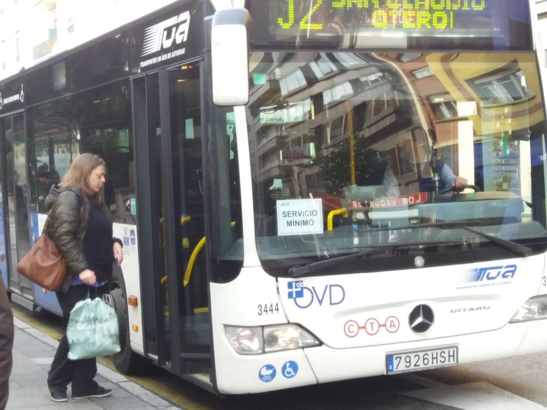 Autobús de TUA cumpliendo los servicios mínimos en la primera jornada de huelga convocada por los trabajadores del transporte urbano.