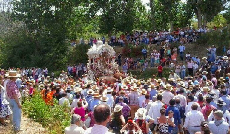 Imagen de una de las hermandades rocieras que discurre por el término municipal de Aznalcázar