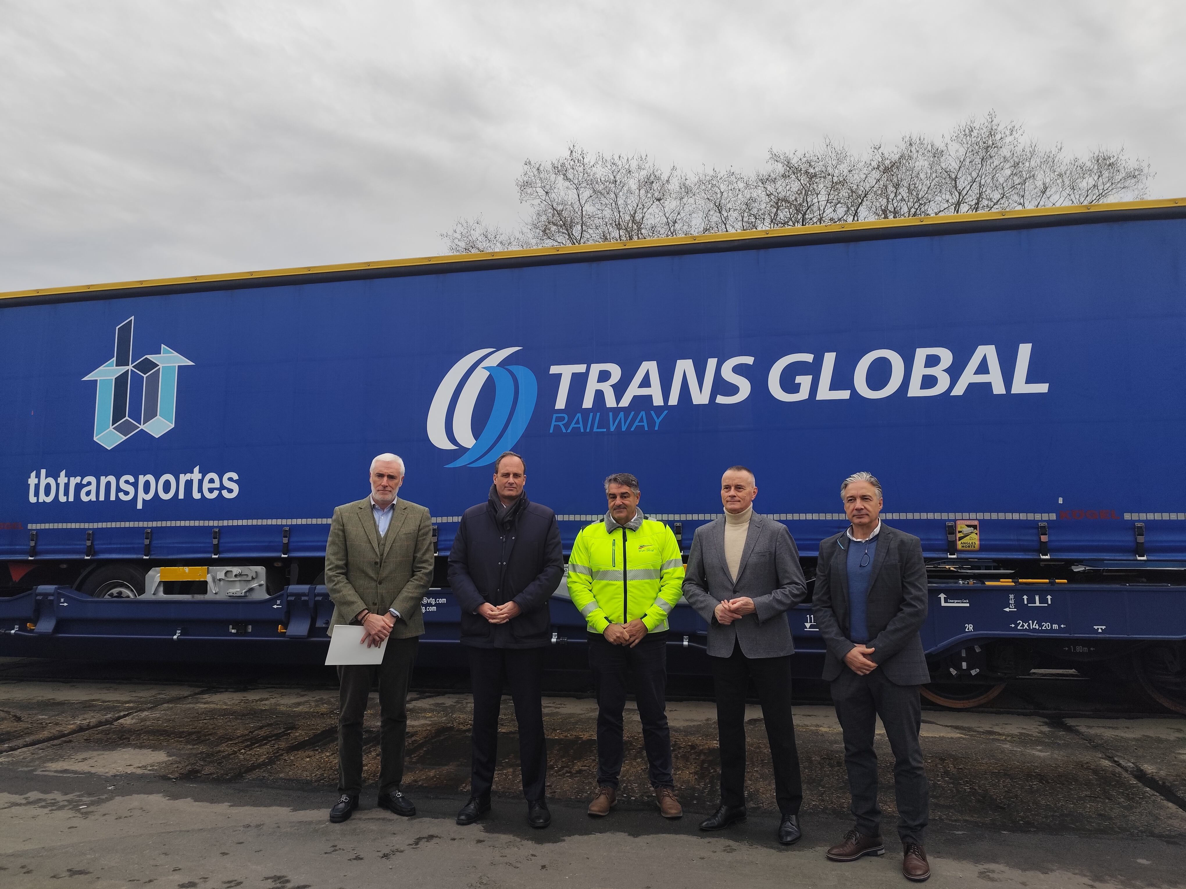 El presidente de la Autoridad Portuaria, Carlos Botana, el CEO del Grupo Davila, José Manuel Raimúndez, y eldirector de Transglobal, Carlos Gago