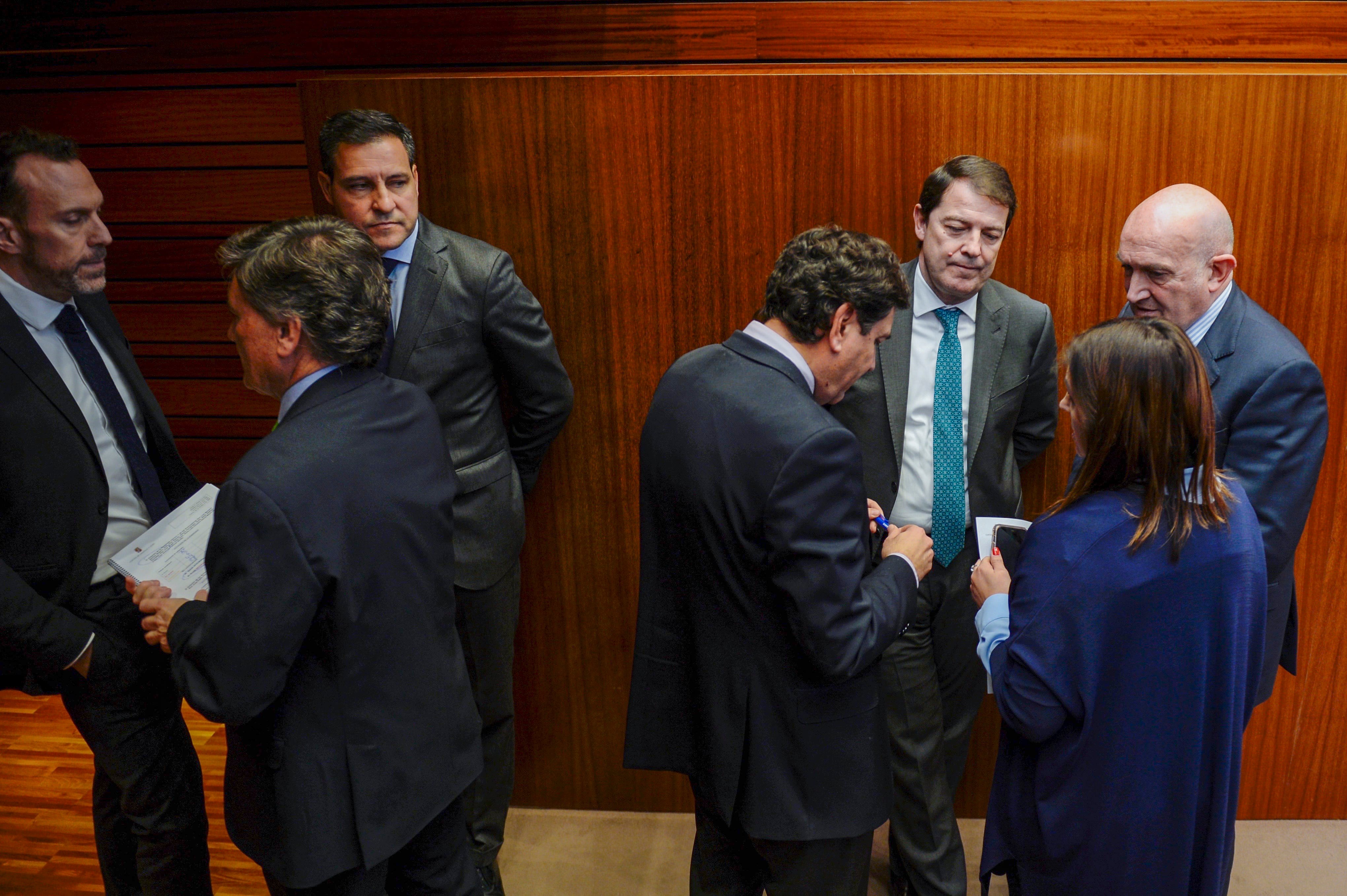 VALLADOLID, 23/12/2022.- El presidente de la Junta, Alfonso Fernández Mañueco (2d), junto al portavoz del Grupo Parlamentario Popular, Raúl de la Hoz (3i), y el resto de colaboradores, durante el pleno de este viernes en las Cortes de Castilla y León, en Valladolid. El Grupo Mixto ha impugnado la votación desarrollada este viernes en las Cortes de Castilla y León sobre el presupuesto autonómico para 2023, al considerar que el presidente del Legislativo, Carlos Pollán (Vox), ha incumplido el Reglamento al impedir la votación por llamamiento que habían solicitado el Grupo Mixto y el de UPL-Soria Ya para una enmienda de Cs sobre ayudas a enfermos de ELA. EFE/ Nacho Gallego
