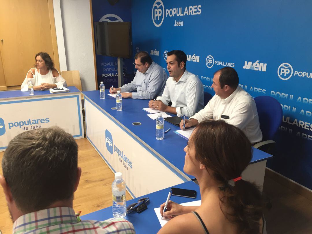 Este lunes por la mañana, el presidente del PP de Jaén, Juan Diego Requena, ha presidido una reunión sectorial sobre agricultura con colectivos del sector