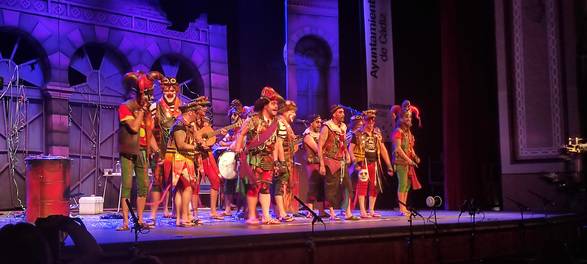 La comparsa Los Indomables en el escenario del Gran Teatro Falla.