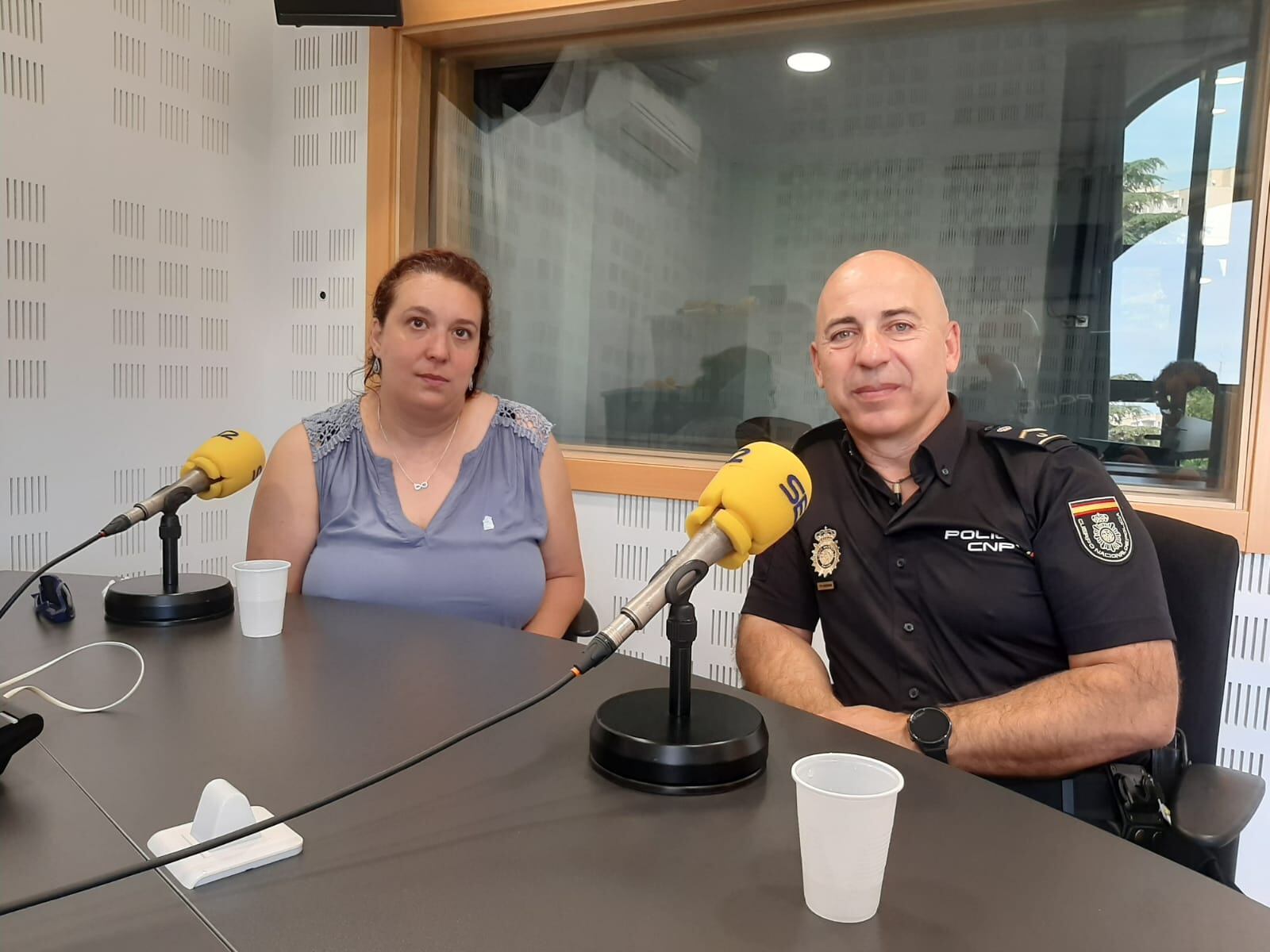 A la izquierda, Luisa Iglesias, directora de Menteazul, junto al subinspector Juan Luis Gómez