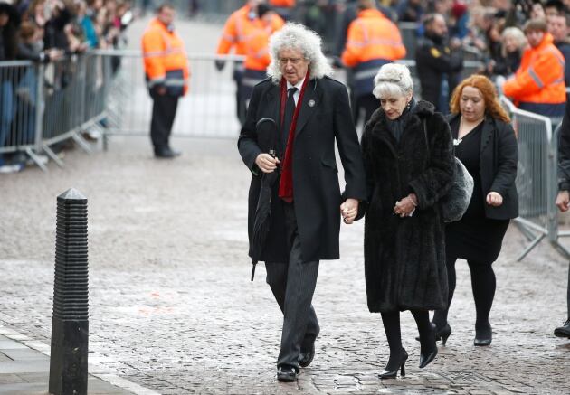 Brian May y Anita Dobson llegan a la iglesia donde ha tenido lugar el funeral