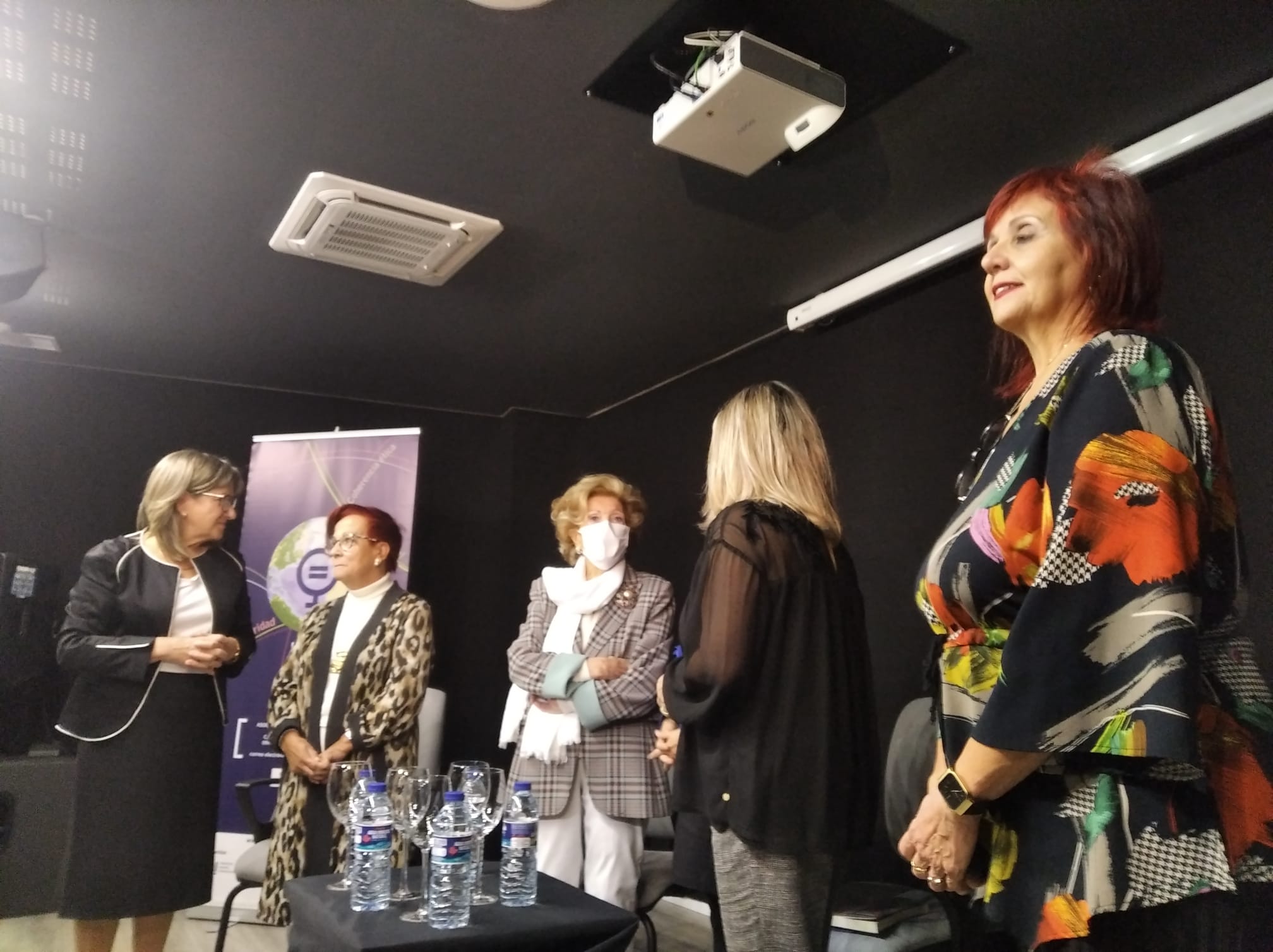 Macu García, en primer término, en los prolegómenos de la presentación de su libro