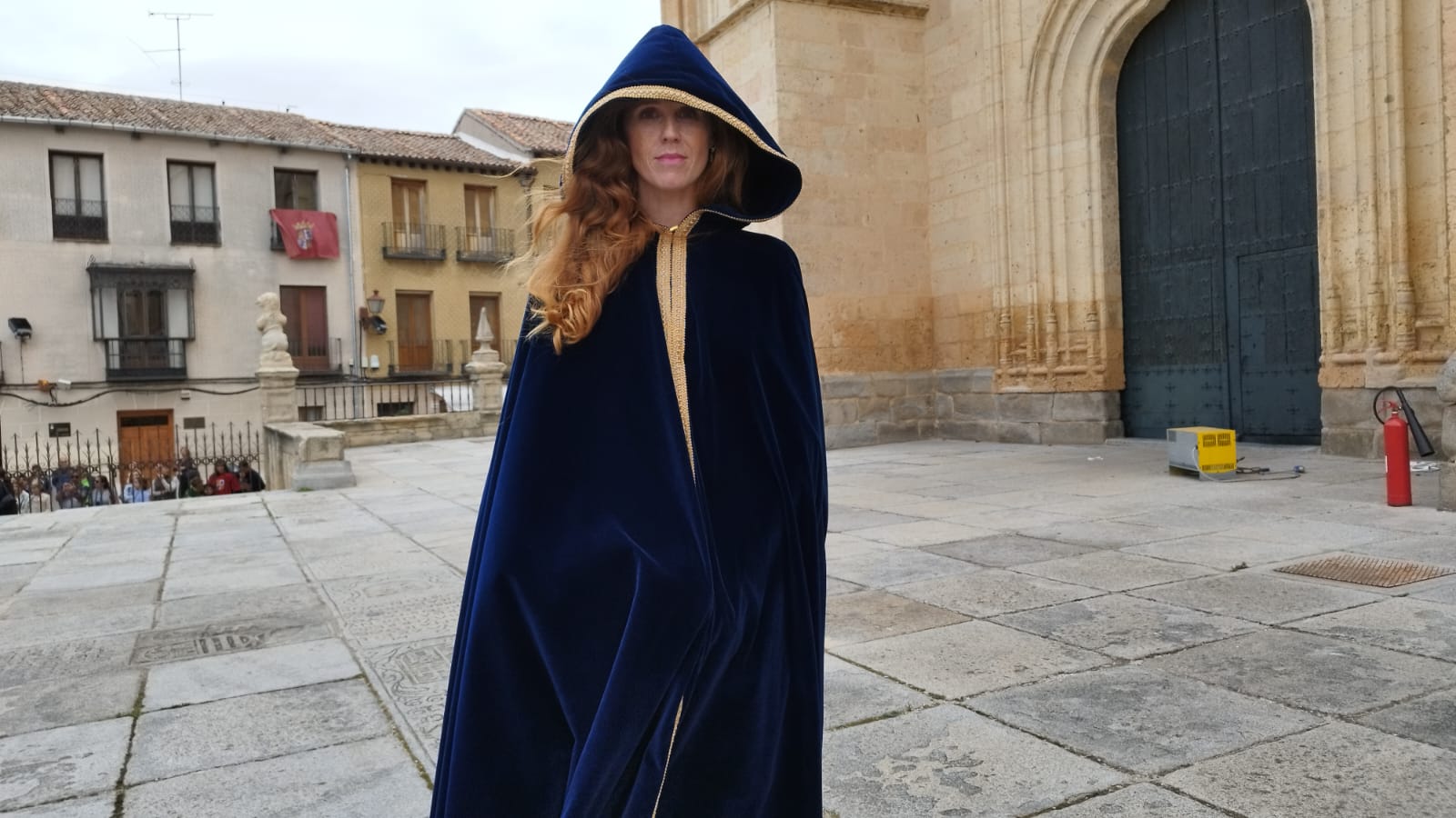 María Castro que representa a Isabel La Católica en el ensayo general que ha tenido lugar en el enlosado de la Catedral de Segovia