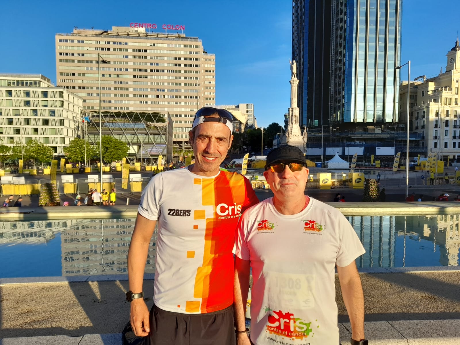 Médico y paciente tras terminar la Maratón de Madrid