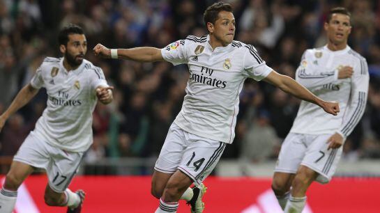 Chicharito celebra un tanto al Málaga.