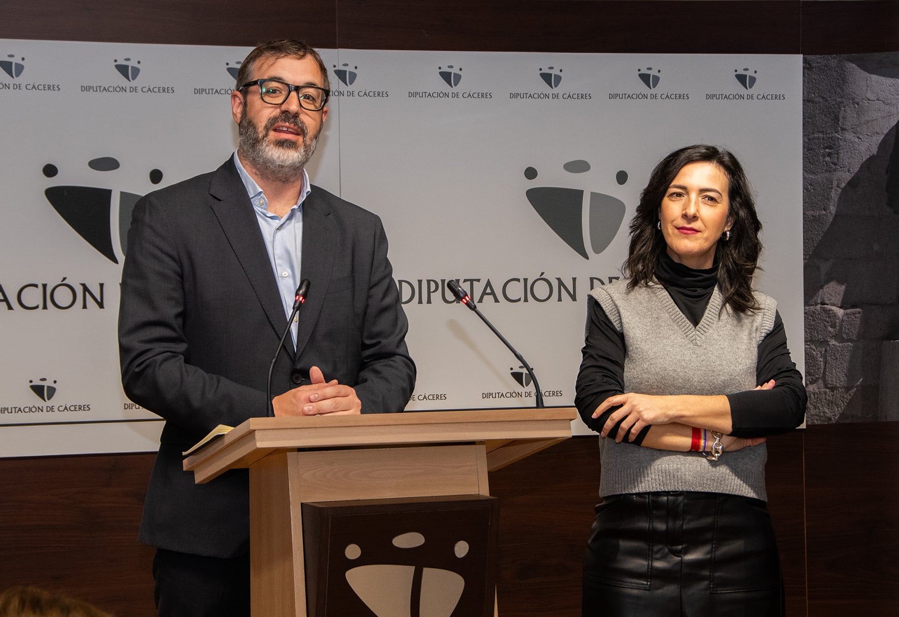 Fernando Garrido, director de proyectos de políticas públicas de la EOI, junto a Esther Gutiérrez, vicepresidenta de la Diputación Provincial de Cáceres