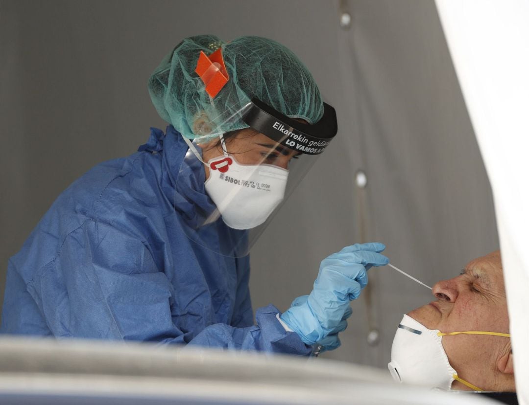 Una enfermera con el lema &quot; lo vamos a parar&quot; en el hospital bilbaíno de basurto, realiza una prueba este viernes