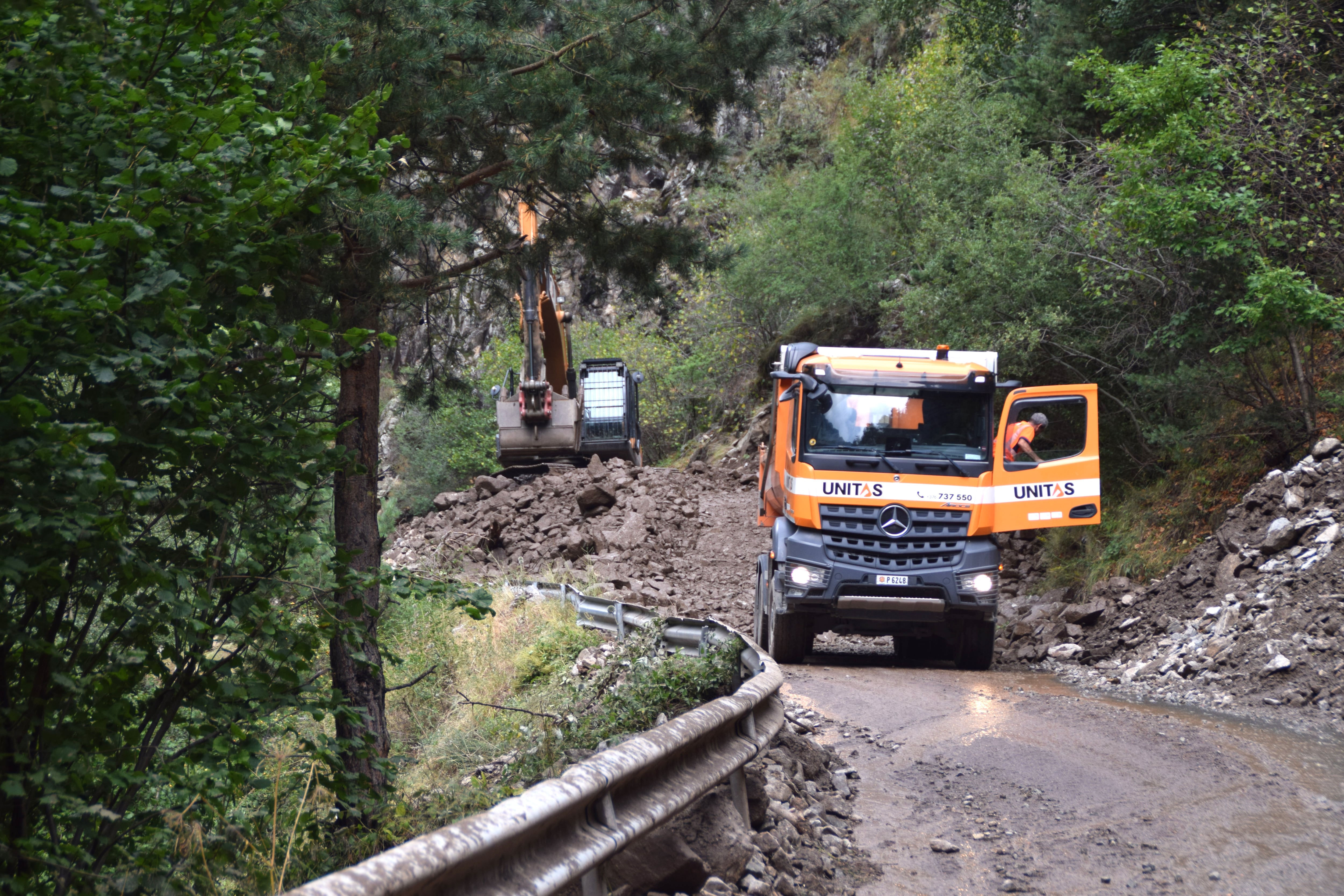 Els operaris treballen per restablir la circulació
