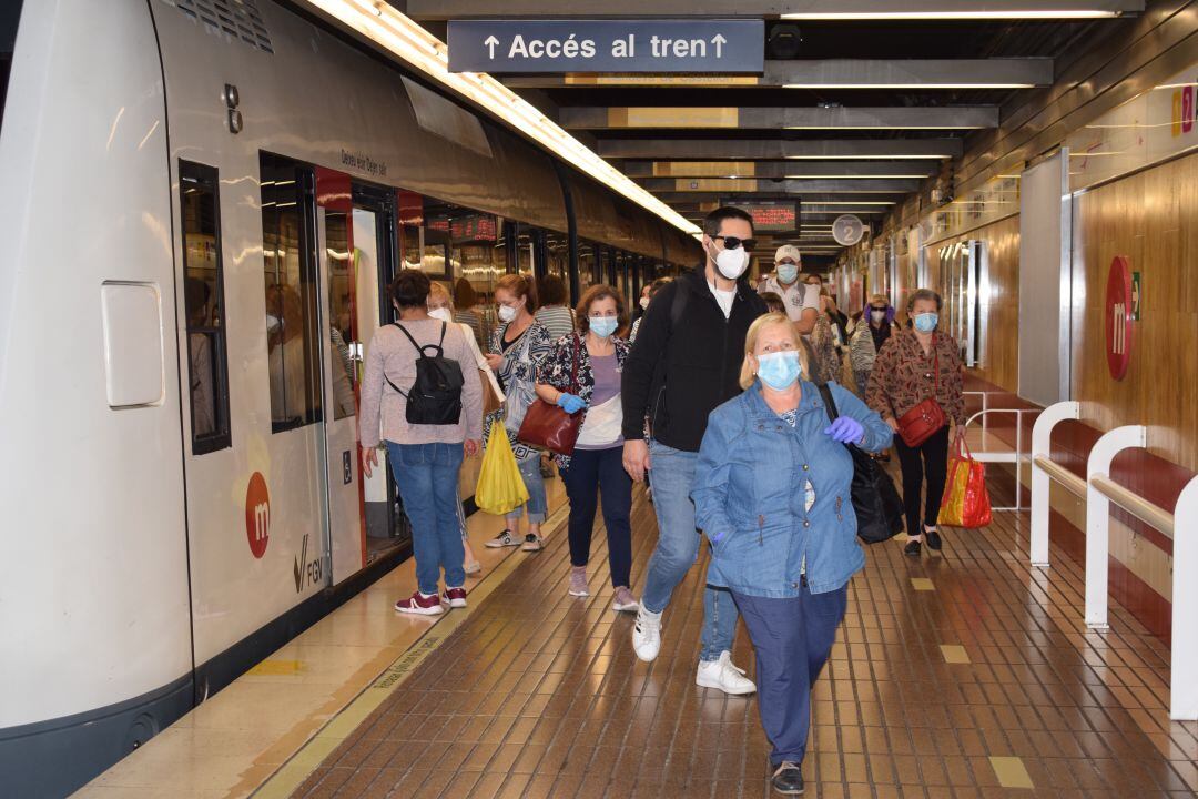 Los viajeros de Metrovalencia y del resto del transporte público en España están obligados a llevar mascarilla.