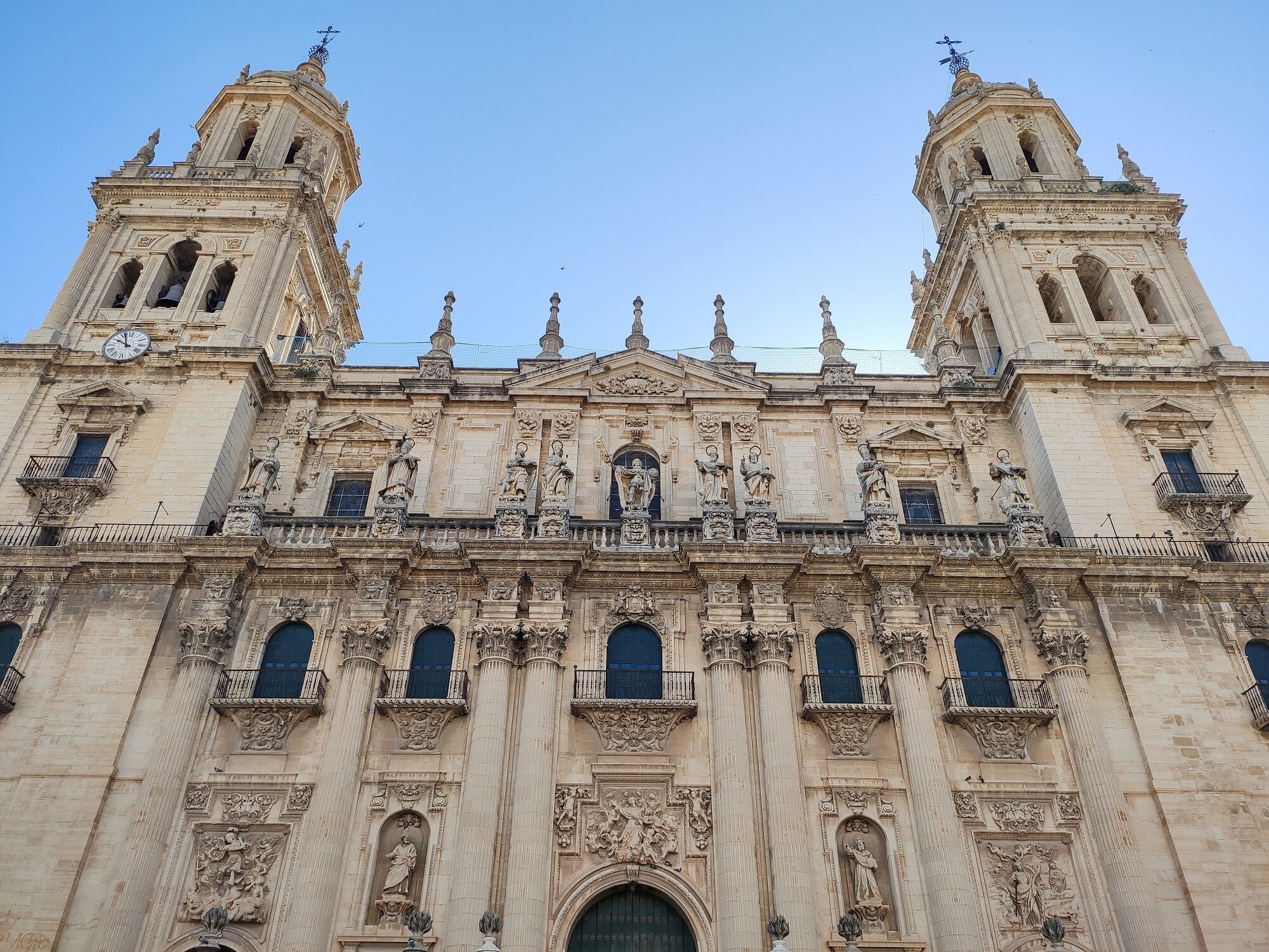 Fachada principal de la Catedral de Jaén en un día soleado