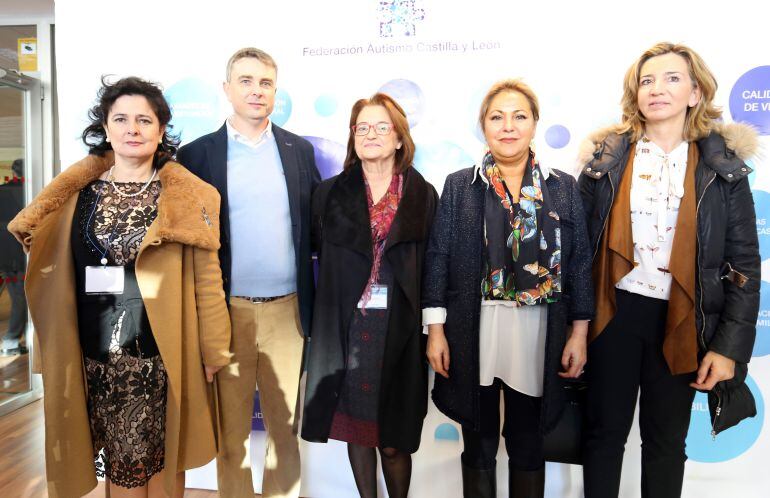  Inauguración del IV Encuentro Regional de Familias de Personas con Autismo. De izquierda a derecha, la presidenta de la Asociación de Autismo de Valladolid, Concepción Galván; el presidente de Autismo España, Miguel Ángel Casas; la presidenta de la Federación de Autismo de Castilla y León, Simona Palacios; la vicepresidenta y consejera de Empleo, Rosa Valdeón; y la consejera de Familia e Igualdad de Oportunidades, Alicia García
 