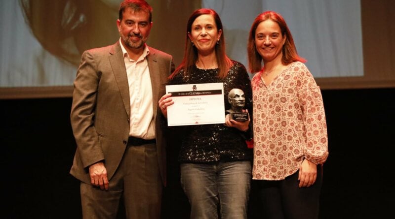 La periodista y escritora, Ángeles Caballero, (en el centro), junto con la alcaldesa de Getafe, Sara Hernández, y el concejal de Cultura, Luis Domínguez.