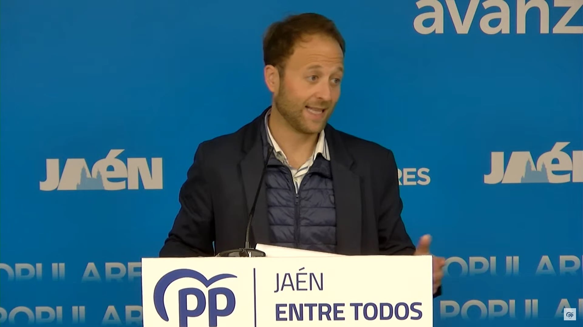 El presidente provincial del PP de Jaén, Erik Domínguez, durante una rueda de prensa