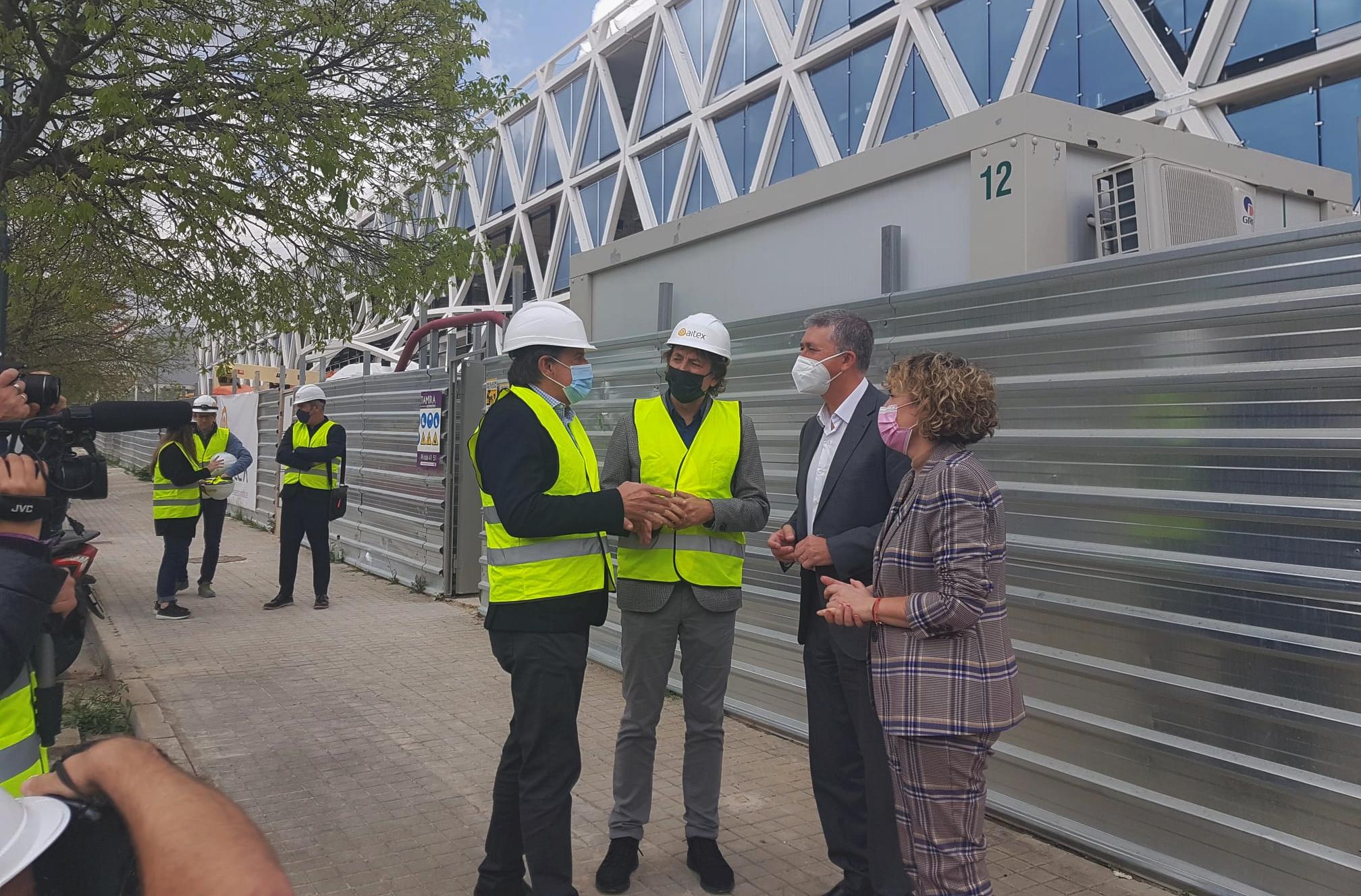 Rafael Climent y Julia Companys visitan las obras de la futura sede de Aitex acompañados por León Grau y Vicente Blanes.