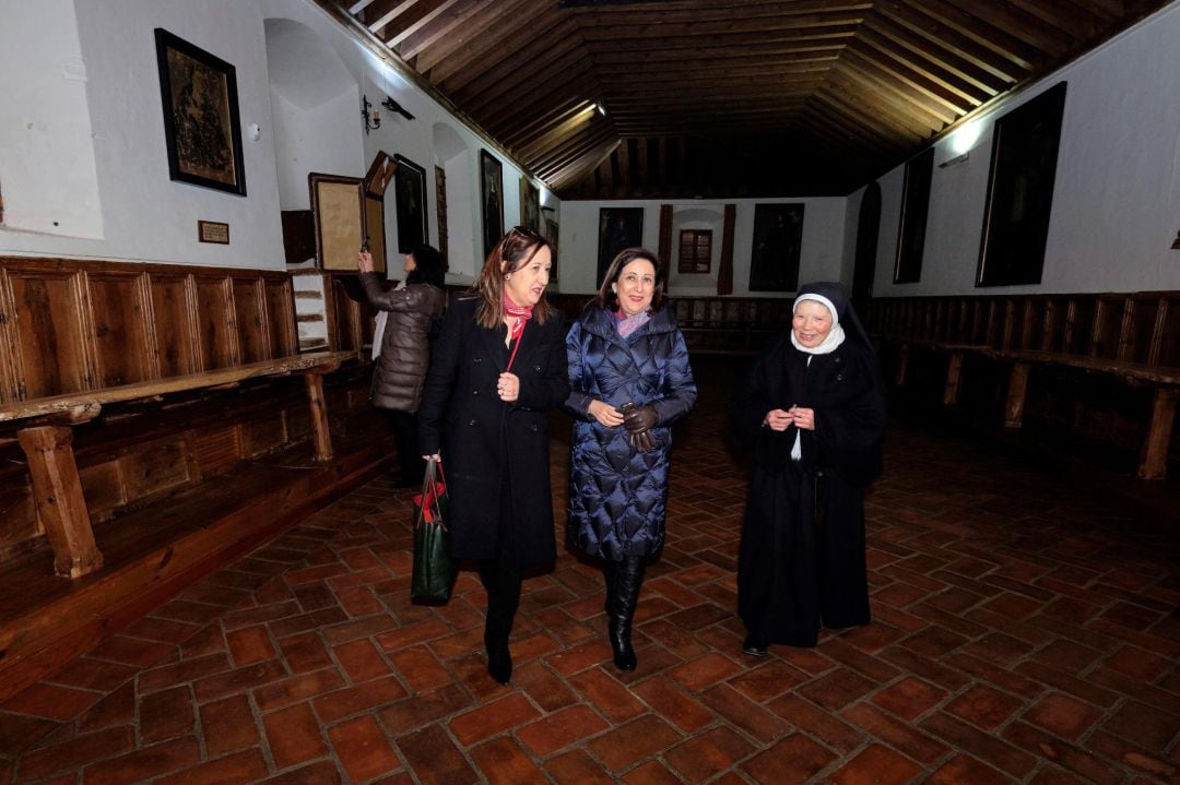 Margarita Robles visita el Convento de Madres Agustinas acompañada por la alcaldesa de Madrigal, Ana Isabel Zurdo