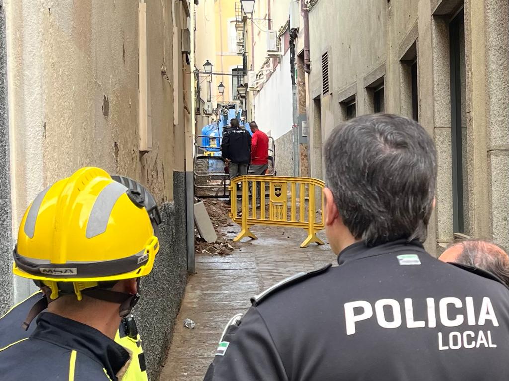 Un bombero y un policía observan las consecuencias del colapso.