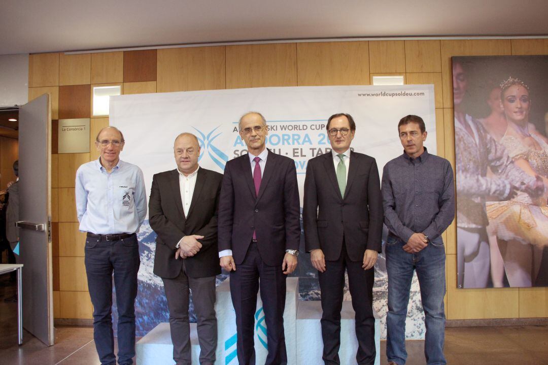 El director general del comitè organitzador de les finals de la Copa del Món 2019, Conrad Blanch; el cònsol major de Canillo, Josep Mandicó; el cap de Govern, Toni Martí; el conseller executiu i director general de Crèdit Andorrà, Xavier Cornella; i el president de la Federació Andorrana d'Esquí, Josep Pintat, durant la roda de premsa per presentar les darreres novetats de la competició.