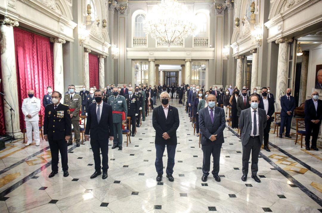 Acto de entrega de condecoraciones a los agentes de la Policía Local de València en su 150 aniversario en el salón de cristal del Ayuntamiento