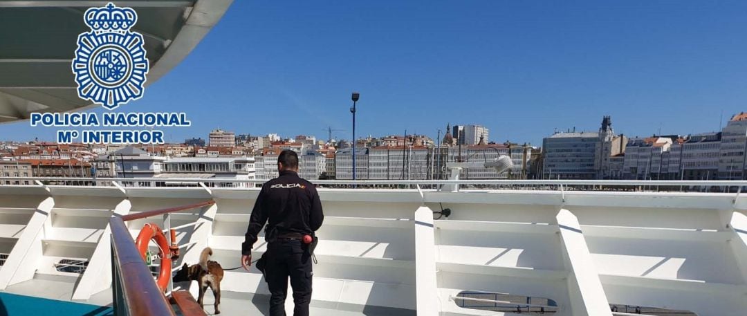 La Policía Nacional realiza una inspección de drogas en un crucero atracado en A Coruña