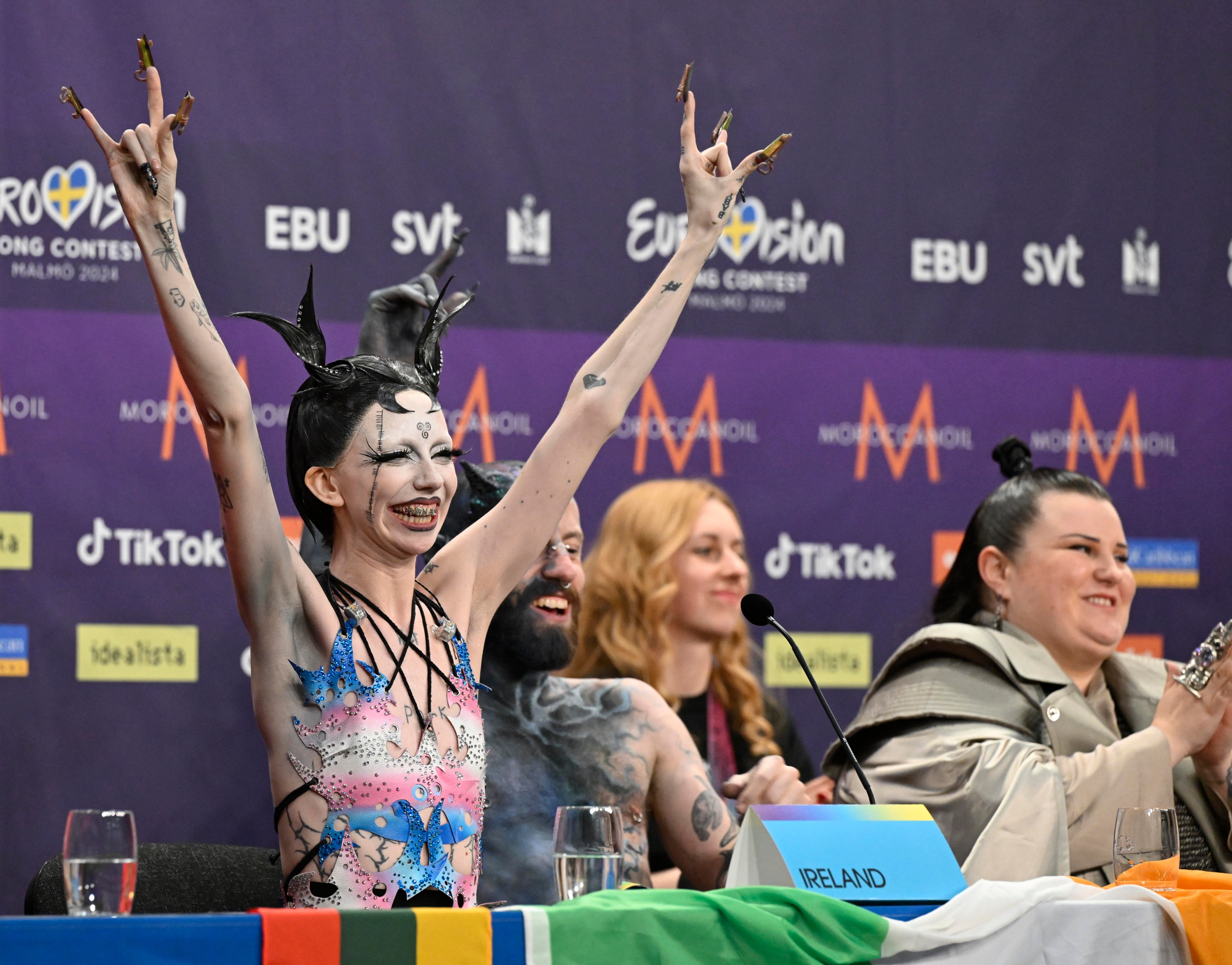 Bambie Thug (L) representing Ireland with the song &#039;Doomsday blue&#039; at the press conference for the entries that progressed to the final of the first semi-final of the 68th edition of the Eurovision Song Contest (ESC) at Malmo Arena, in Malmo, Sweden, 07 May 2024. The ESC has two semi-finals, held on 07 and 09 May, and a grand final on 11 May 2024. (Irlanda, Suecia) EFE/EPA/JESSICA GOW SWEDEN OUT