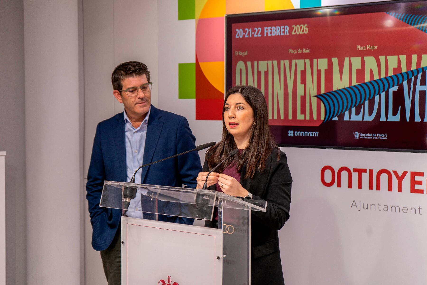 La regidora de Festes, Àngels Muñoz, i l'alcalde d'Ontinyent, Jorge Rodríguez, en la presentació de la nova edició d'Ontinyent Medieval