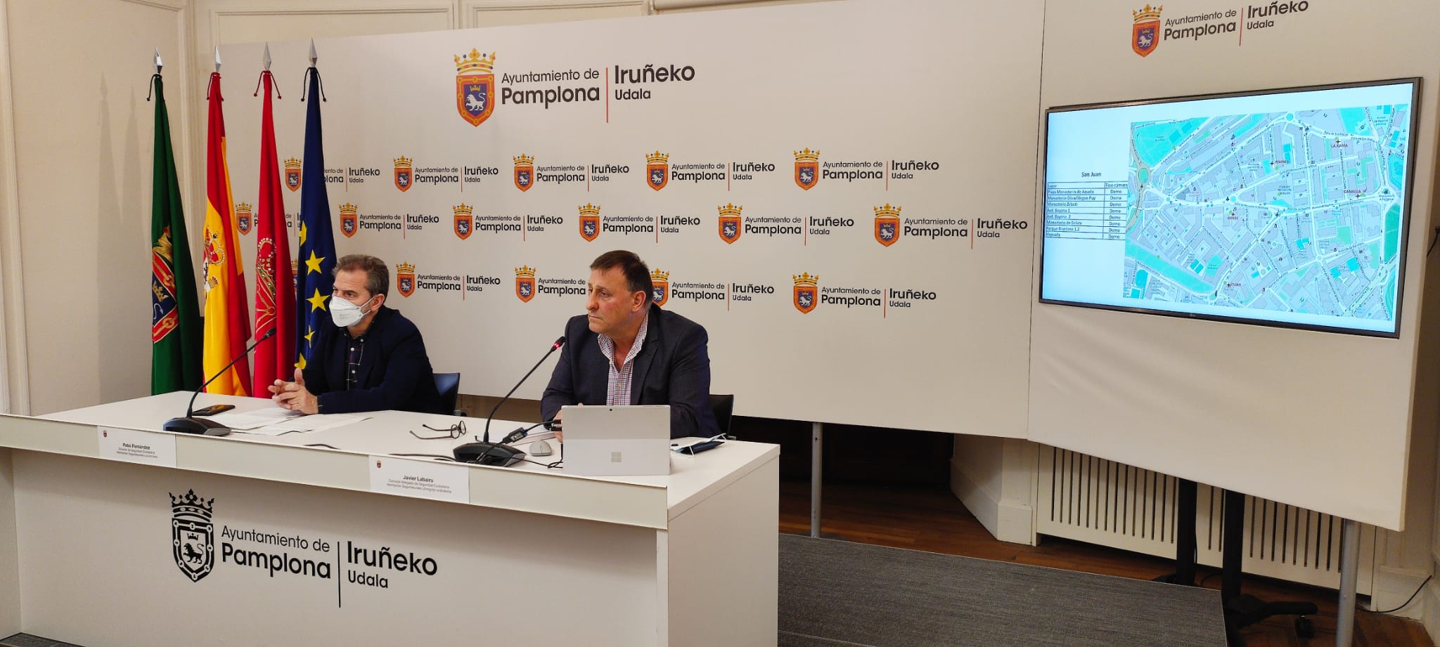 Javier Labairu, concejal delegado de Seguridad Ciudadana en el ayuntamiento de Pamplona, y Patxi Fernández, director del área (izda).