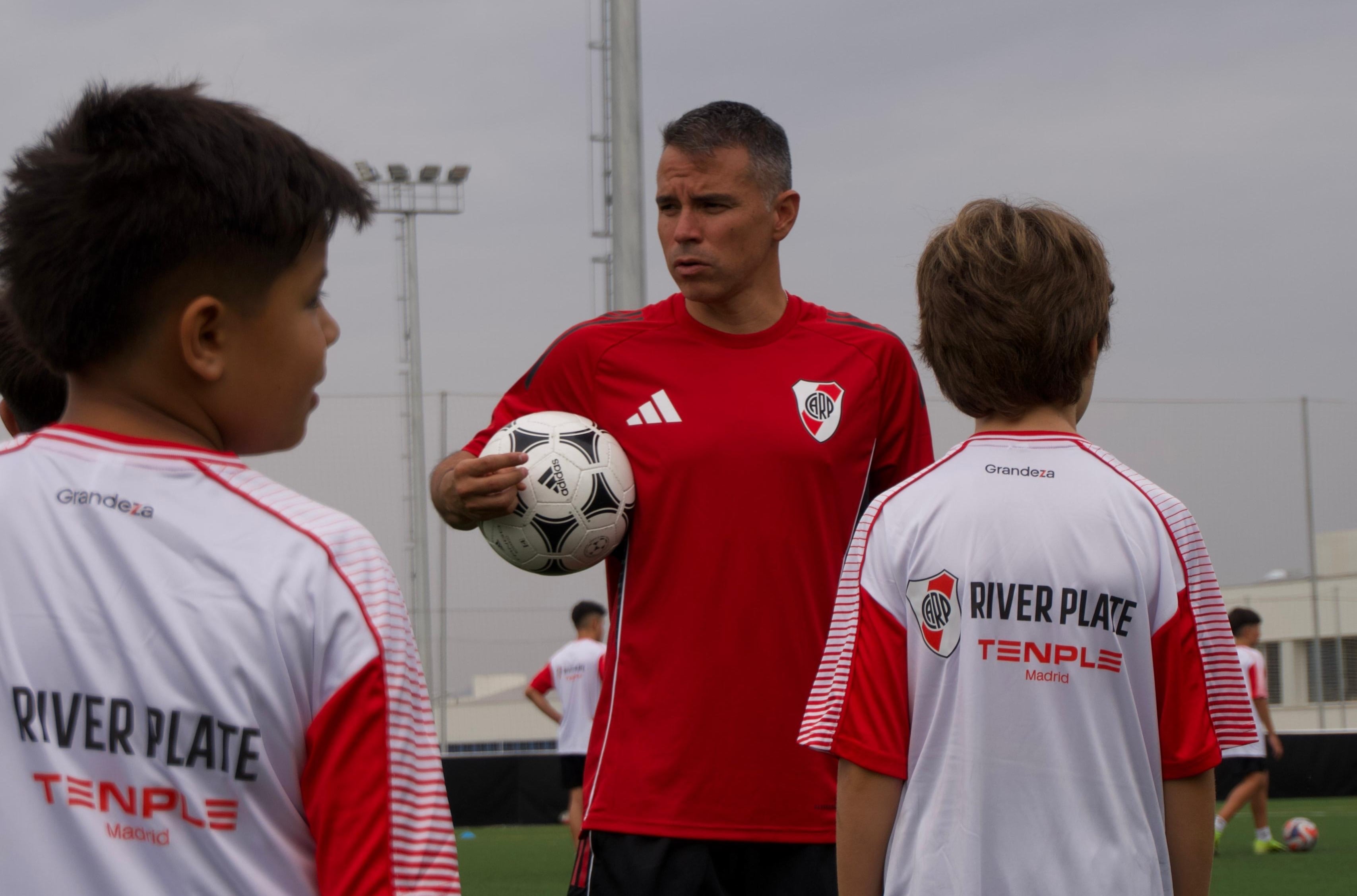 Javier Saviola lidera la formación de jóvenes talentos de River Plate