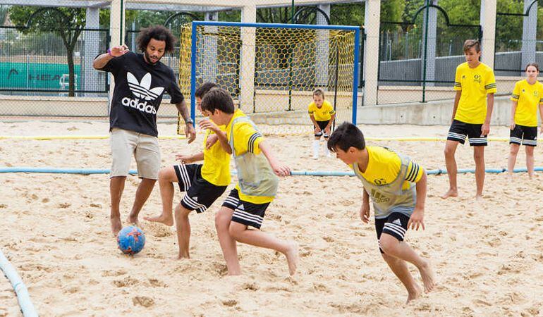 Marcelo juega con unos niños durante la edición de su campus del pasado verano