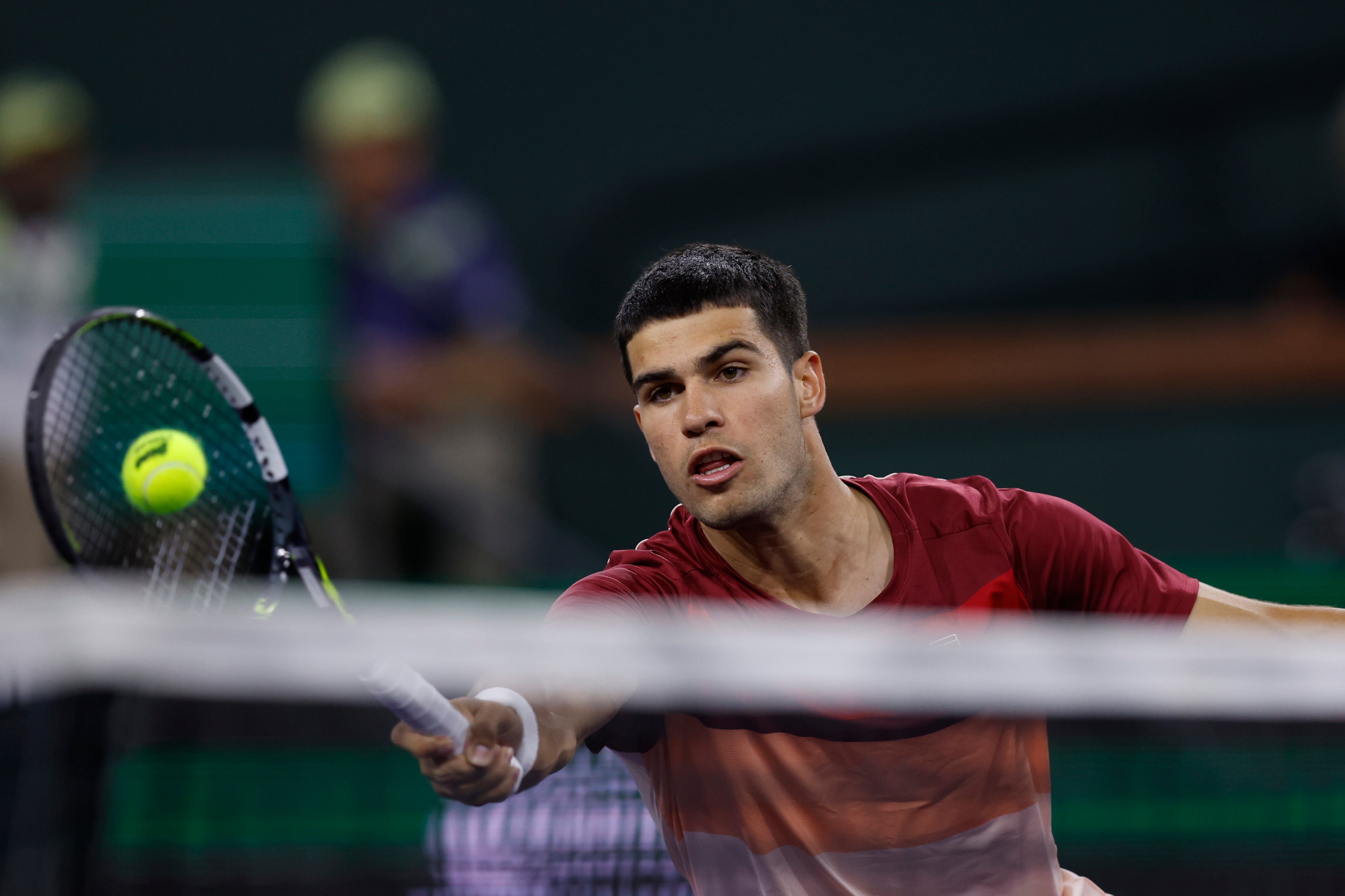 Carlos Alcaraz, durante una acción en el partido contra Denis Shapovalov