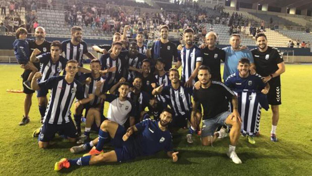 Los jugadores del Lorca celebraron por todo lo alto el pase de ronda