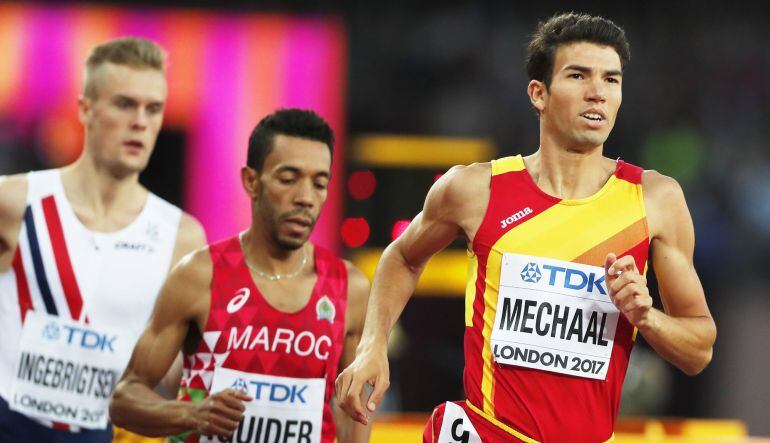 Adel Mechaal durante la prueba de 1500m en el Mundial de Londres 