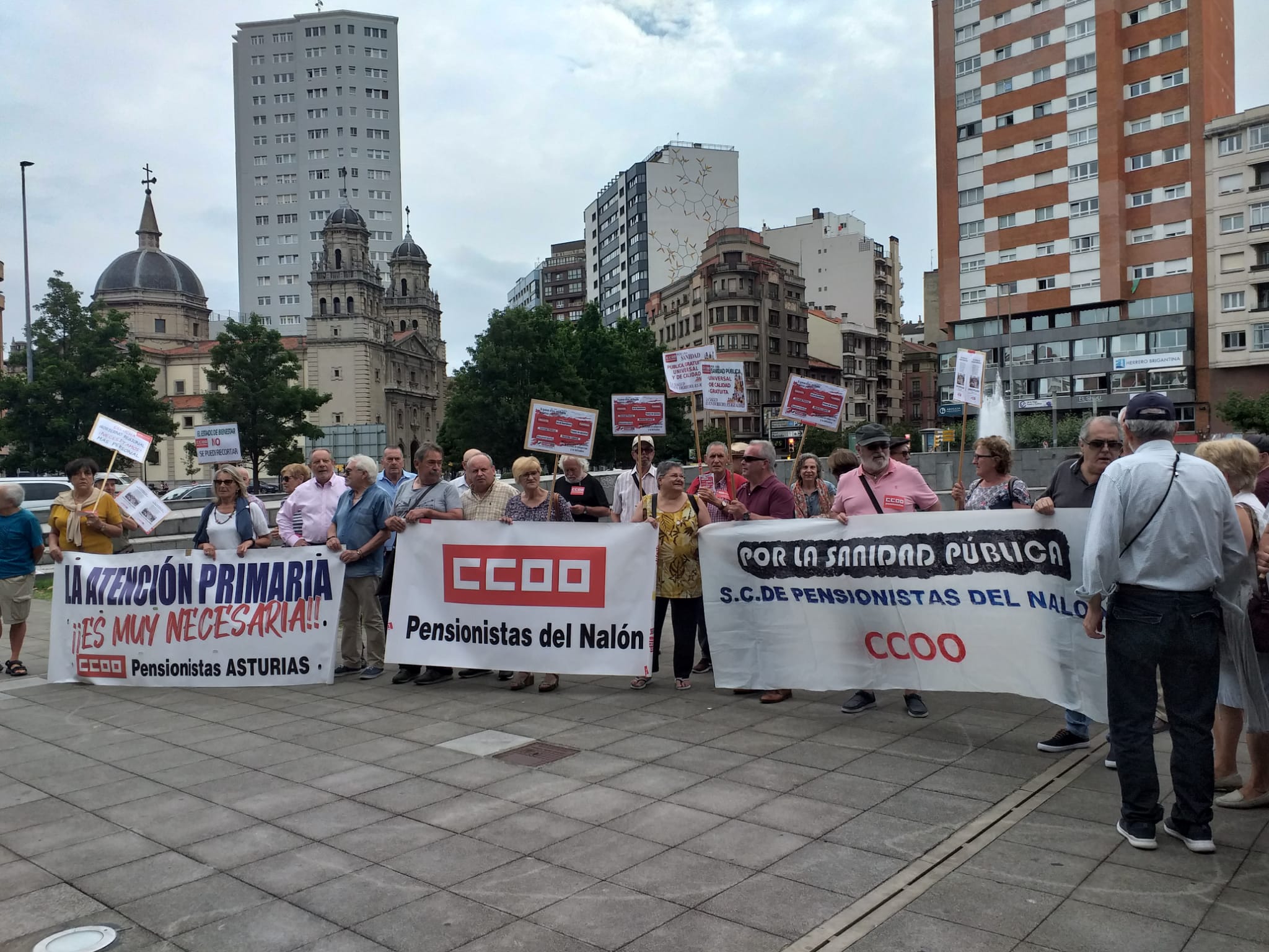 Asistentes a la concentración convocada por la Federación de Pensionistas de Comisiones Obreras en Gijón.