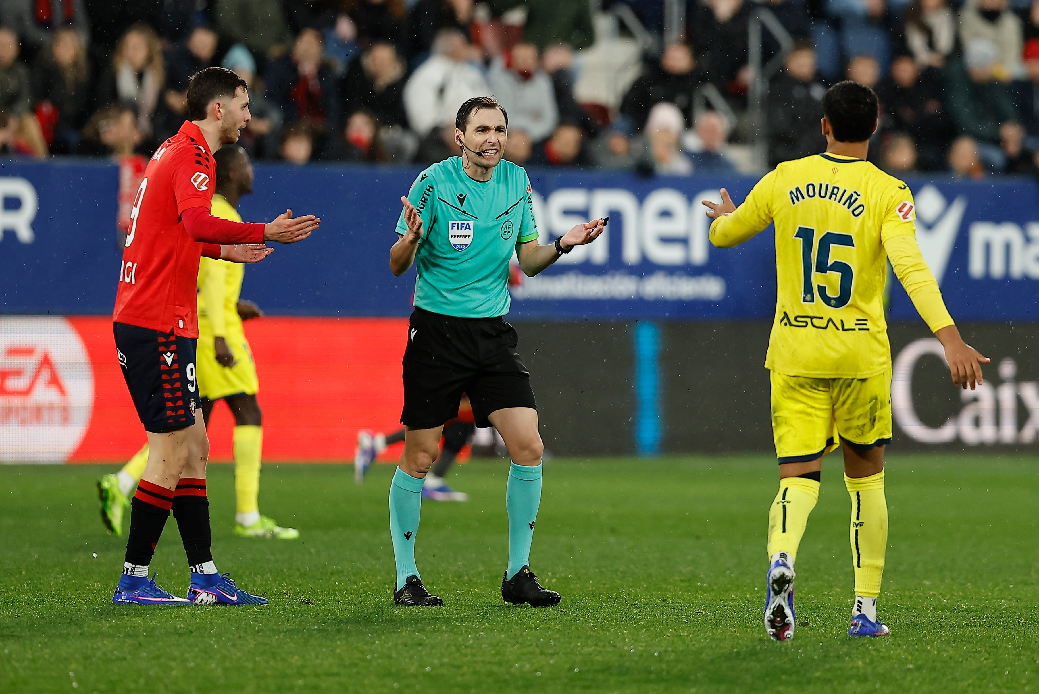 El colegiado De Burgos Bengoetxea durante una de sus múltiples conversaciones con los jugadores durante el encuentro entre Osasuna y el Villarreal en El Sadar