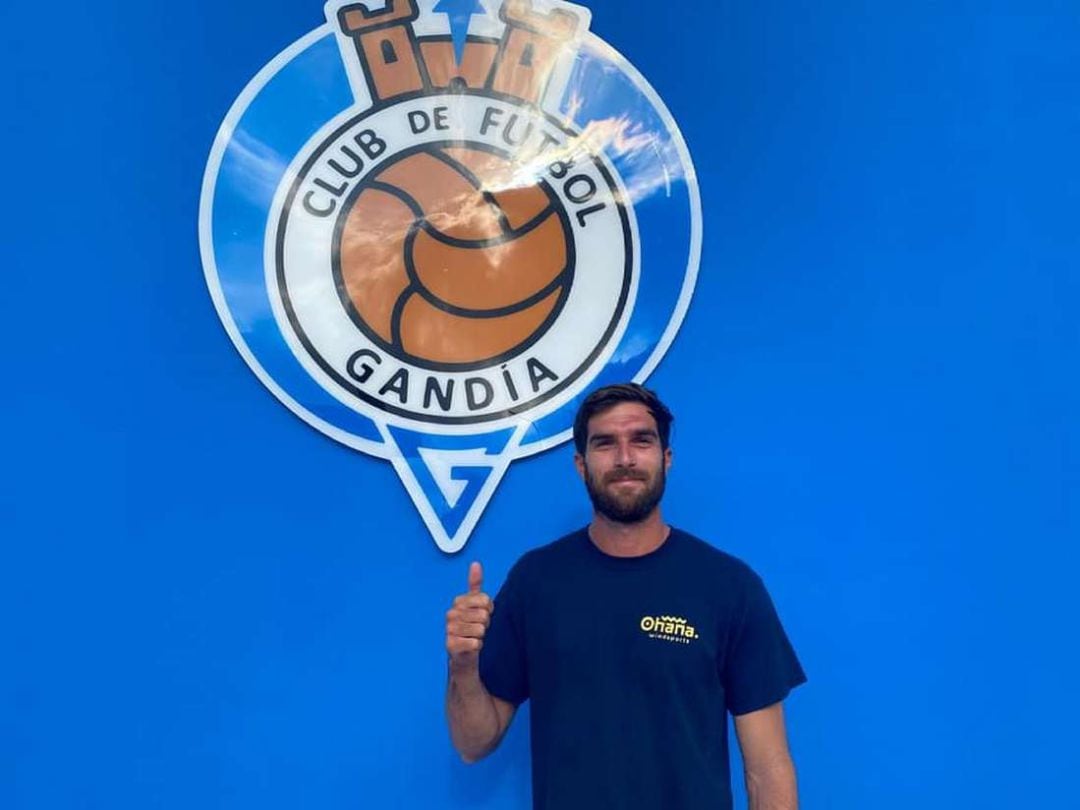 Ximo Martínez junto al escudo del club