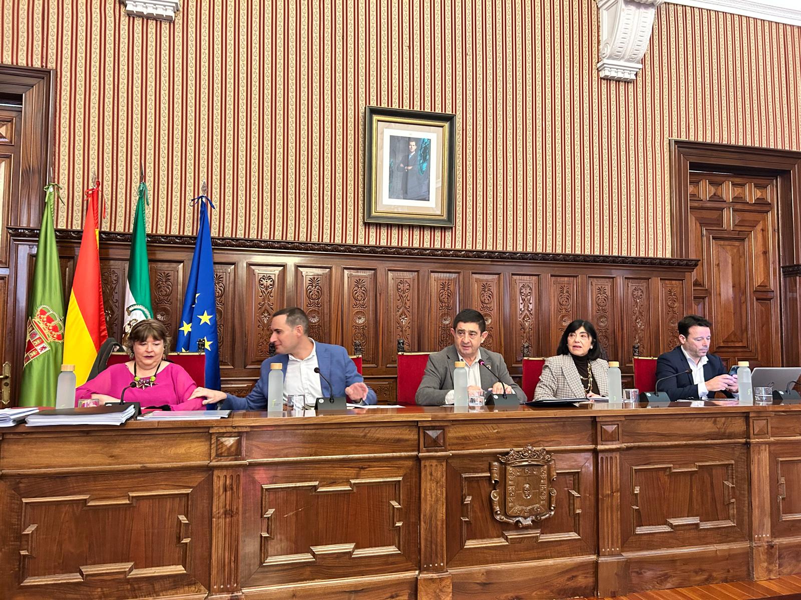 El presidente de la Diputación, Paco Reyes (centro), minutos antes de iniciarse el pleno del mes de noviembre.