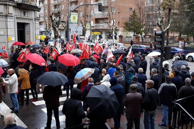 Concentración de pensionistas ante el INSS de Zamora