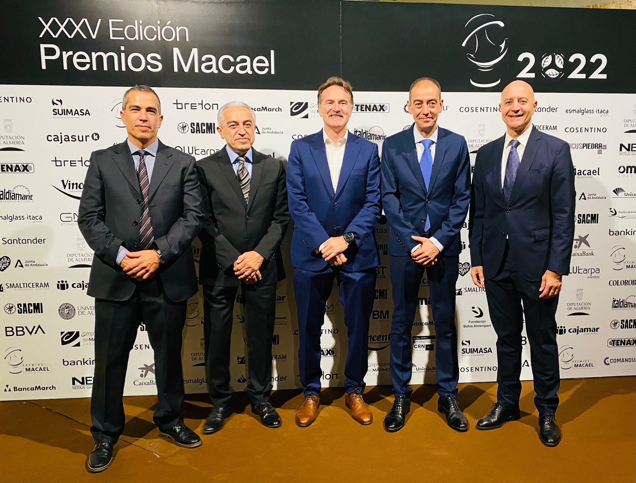 En la foto, de izquierda a derecha: Gabriel Mota, jefe de obra, José María Tomás, arquitecto en jefe de la plaza de la Reina, Giuseppe Grezzi, concejal de Movilidad Sostenible,Jesús Posada, presidente de la Asociación de Empresarios del Mármol de Andalucía, y Diego Martínez, presidente de las empresas suministradoras, Cuéllar Stone y Mármol Teruel