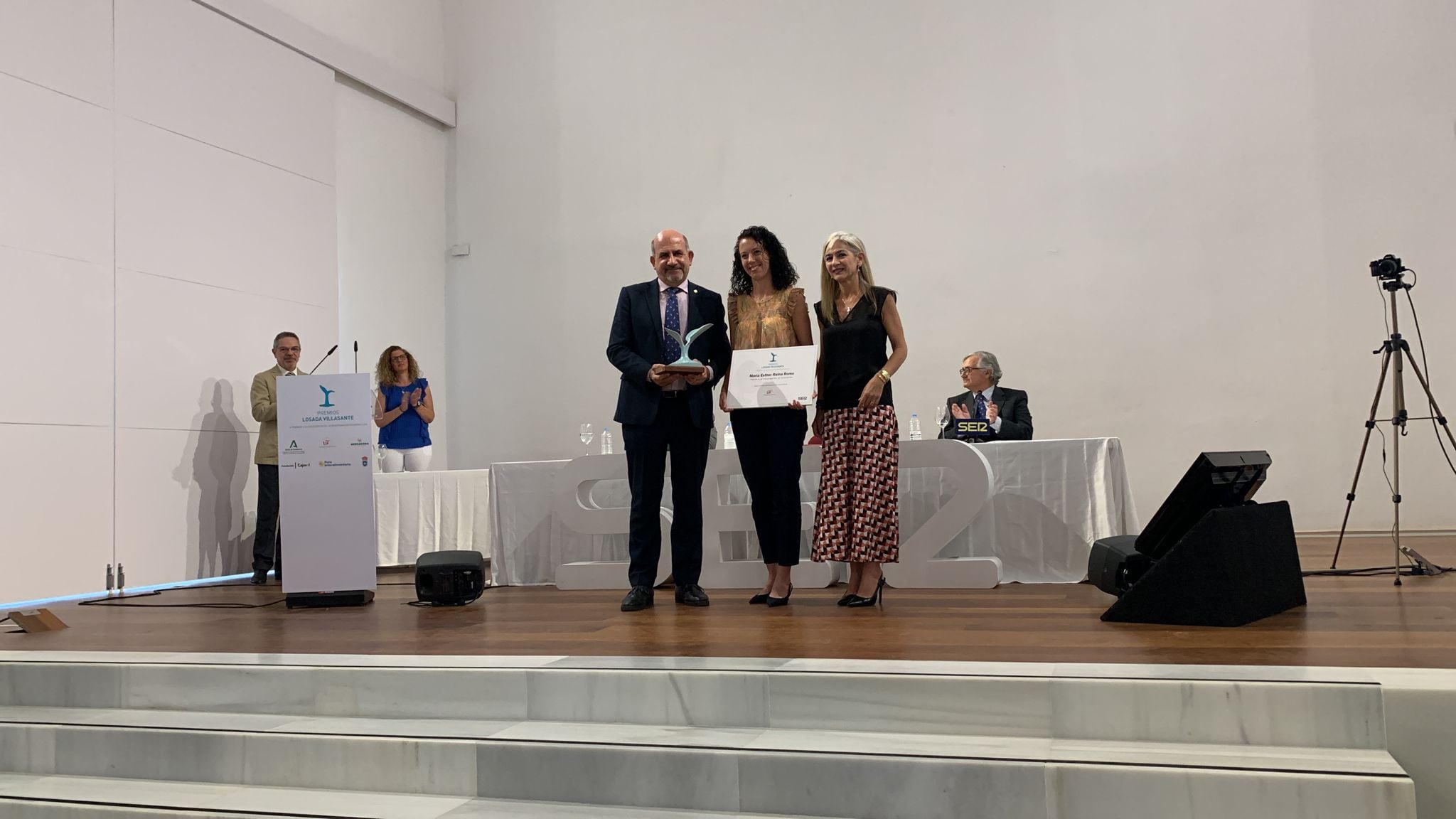 María Esther Reina Romo recogiendo su premio Losada Villasante