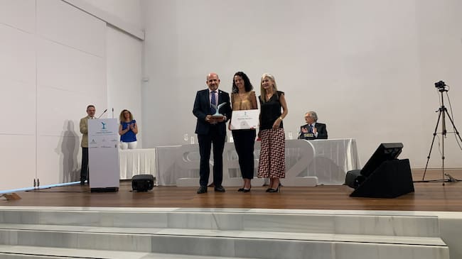 María Esther Reina Romo recogiendo su premio Losada Villasante
