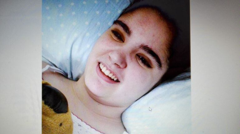 La joven Alba vuelve a sonreír tras el éxito de su intervención